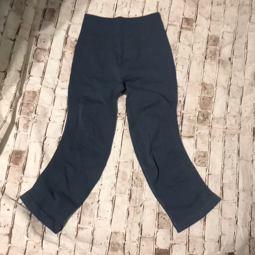 lululemon athletica navy blue cropped leggings